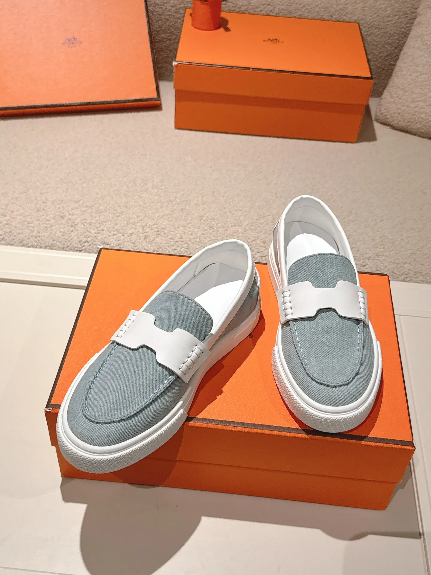 Men's men's shoes P620! Hermes# Thick Sole Couple Loafers These lace-up free sneakers in calfskin and washed denim feature signature "H" details. The design is simple and smooth, creating a fashionable urban look. It is comfortable and versatile. H family classics are not outdated, and the delivery counter is beautifully packaged🛍📦 Fabric: Original customized washed denim/first-layer cowhide Lining: Imported soft sheepskin Sole: Original open-molded anti-slip TPU material Size: 35-45